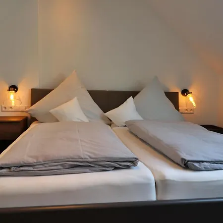 לינה וארוחת בוקר Zur Post 3*