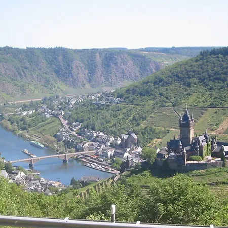 לינה וארוחת בוקר Zur Post 3*