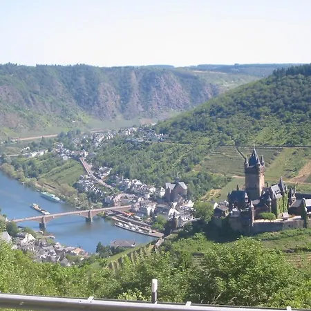 Zur Post לינה וארוחת בוקר קלוטן